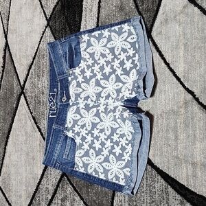 RUE 21 EMBROIDERED FLORAL LACE CURVY FIT CUFFED DENIM JEAN SHORTS